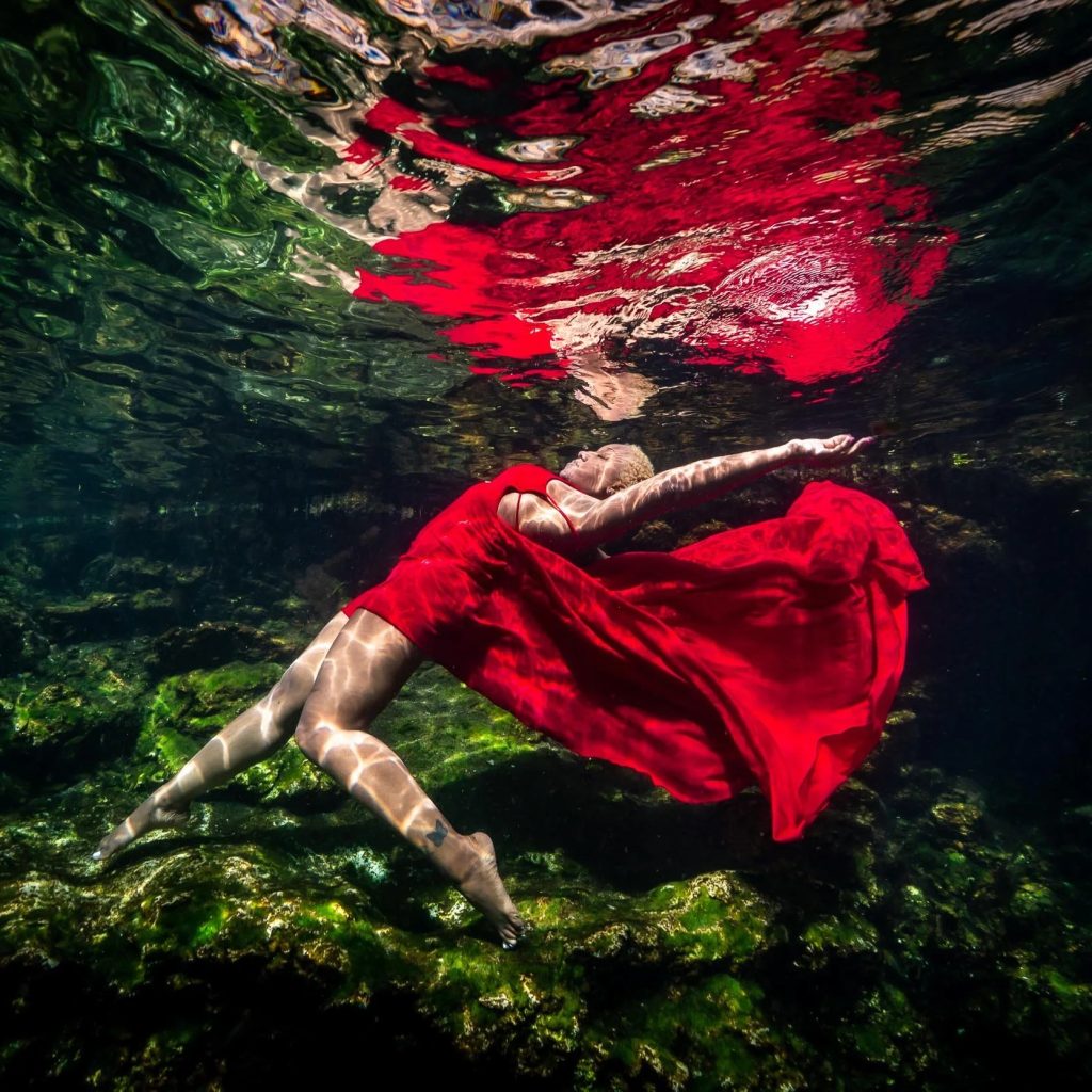 Enchanting Underwater Mermaid Portraits: A Magical Photoshoot Experience Enchanting Underwater Mermaid Portraits: A Magical Photoshoot Experience