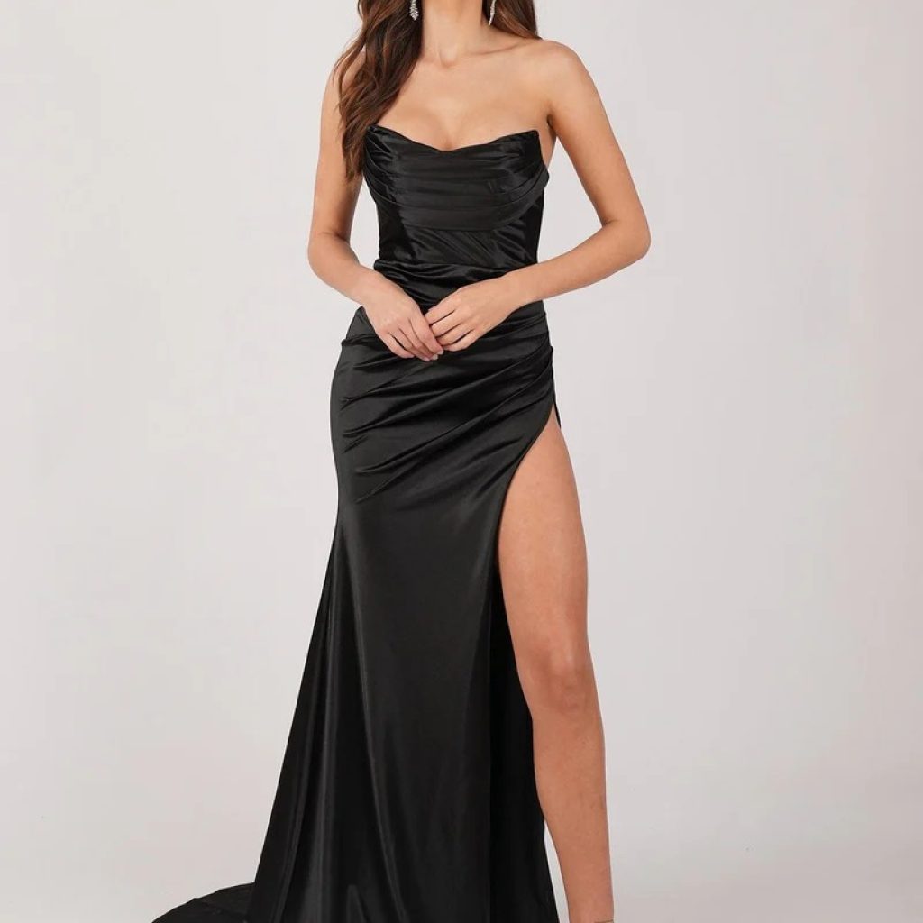 Effortlessly chic wedding guest outfits for relaxed ceremonies