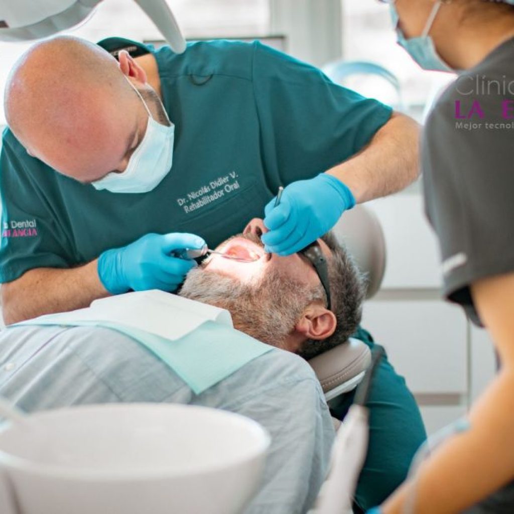 Sonrisas fuertes en Talca: coronas dentales modernas para ti