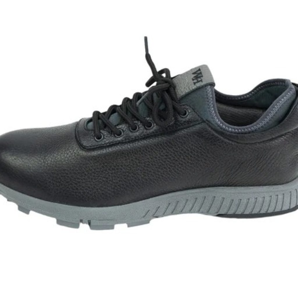 Wearable patriotism on the course: comfortable spikeless golf footwear