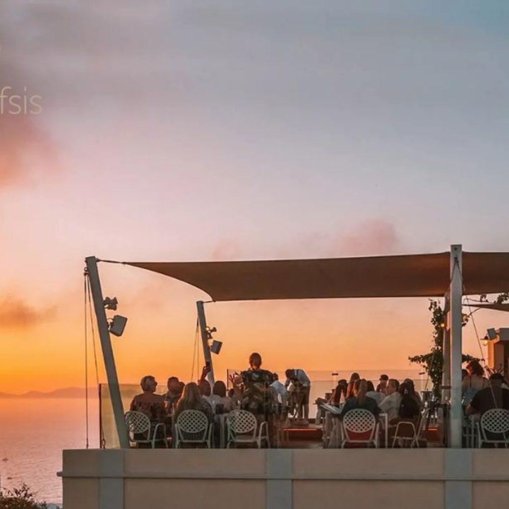 Dine Under a Golden Sky in Santorini’s Scenic Haven Dine Under a Golden Sky in Santorini’s Scenic Haven
