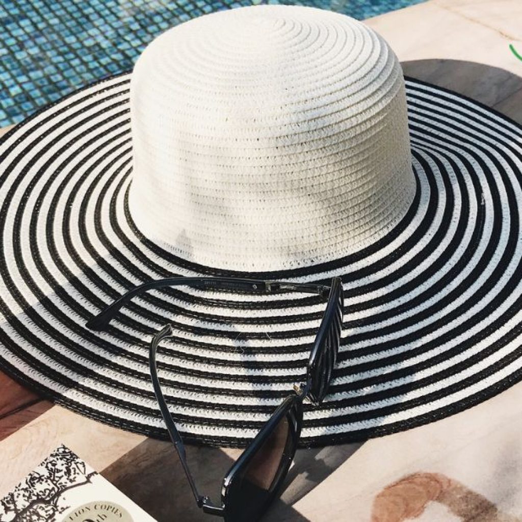 Effortless Resortwear: Discover a Flowy Kaftan for Sun-Drenched Days